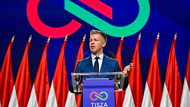 P�ter Magyar hovo�� s novin��i v Budape�ti pot�, co porazil stranu premi�ra Viktora Orb�na v parlamentn�ch volb�ch. (13. dubna 2026)