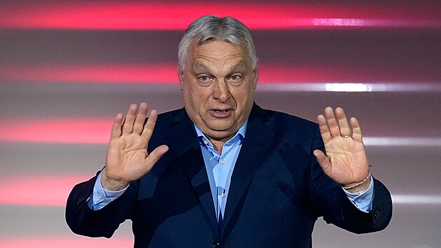 Ma�arsk� premi�r Viktor Orb�n v Budape�ti hovo�� ke sv�m p��znivc�m po ozn�men� ��ste�n�ch v�sledk� parlamentn�ch voleb. (12. dubna 2026)
