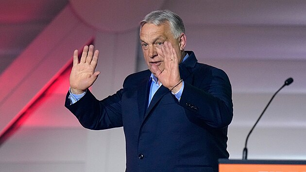 Ma�arský premiér Viktor Orbán v Budape�ti hovo�í ke svým p�íznivc�m po oznámení...