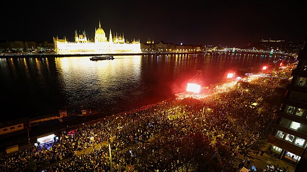 Lid� v Budape�ti se raduj� po ozn�men� v�sledk� parlamentn�ch voleb. (12. dubna 2026)