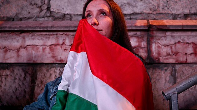 Lid� v Budape�ti se raduj� po ozn�men� ��ste�n�ch v�sledk� parlamentn�ch voleb. (12. dubna 2026)