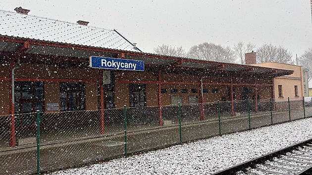 Sn�hov� pokr�vka se objevila i v Rokycanech. (10. dubna 2026)