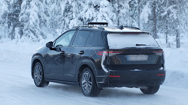 Maskovaný prototyp elektomobilu �koda Epiq p�i testech na sn�hu.