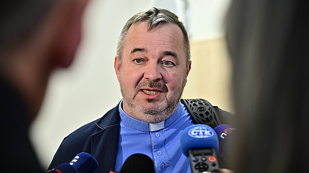 Václav Mitá�, p�edseda spolku OIKIA, mluví s noviná�i na chodb� Okresního soudu...