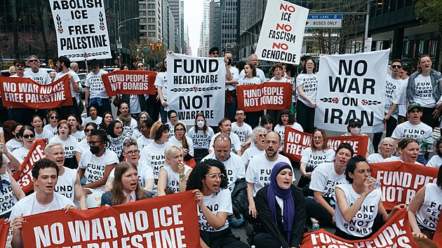 Protest proti americko-izraelsk� v�lce v �r�nu v New Yorku. (13. dubna 2026)