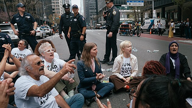 Protest proti americko-izraelsk� v�lce v �r�nu v New Yorku. (13. dubna 2026)