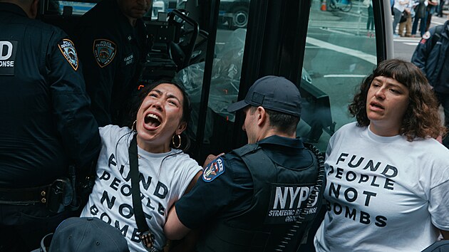 Newyorsk� policie n�kolik lid� na protestu proti americko-izraelsk� v�lce v �r�nu. (13. dubna 2026)