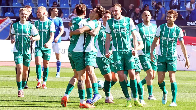 Fotbalisté Bohemians se radují z gólu, trefil se Milan Ristovski.