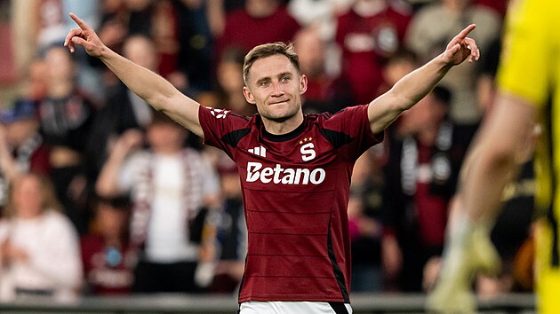 Spar�anský úto�ník Jan Kuchta se raduje ze svého druhého gólu proti Jablonci.