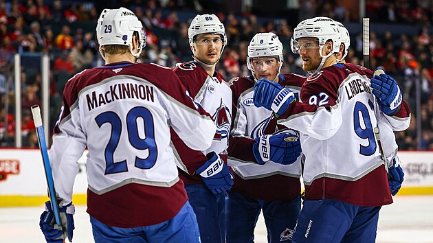 �to�n�k Martin Ne�as z Colorada u branky t�mov�ho l�dra Nathana MacKinnona (29) zapsal asistenci a jubilejn� st� bod v sezon� NHL. Poprv� v kari��e!