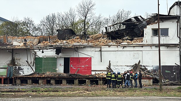 Druh� den po po��ru hasi�i na �i�kov� d�l doha�uj� ubytovnu a likviduj� skryt� ohniska ve zni�en� st�e�n� konstrukci (15. dubna 2026)