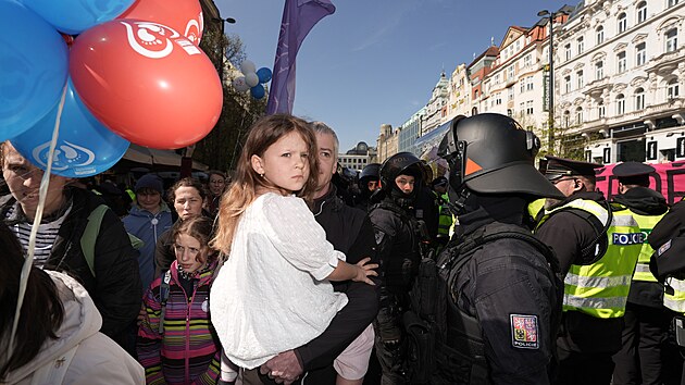 ��astn�ci Pochodu pro �ivot se v centru Prahy st�etli s odp�rci, kte�� blokovali trasu (11. dubna 2026)