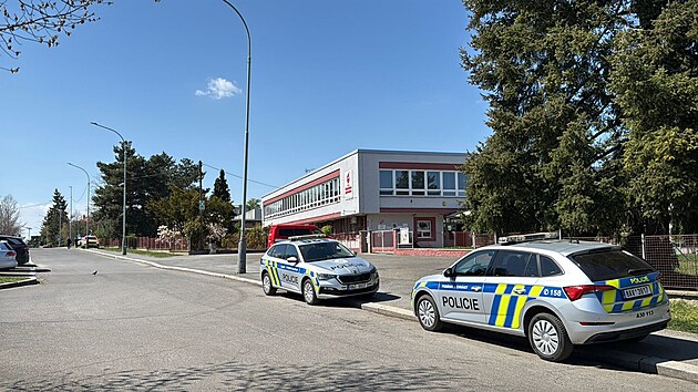 Hasi�i zasahuj� v ulici U Krbu, kde do�lo k po��ru toaletn�ho pap�ru v kabince toalety. (17. dubna 2026)