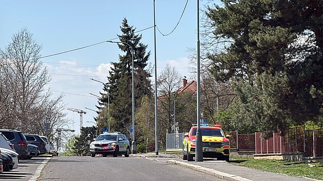 Hasi�i zasahuj� v ulici U Krbu, kde do�lo k po��ru toaletn�ho pap�ru v kabince toalety. (17. dubna 2026)
