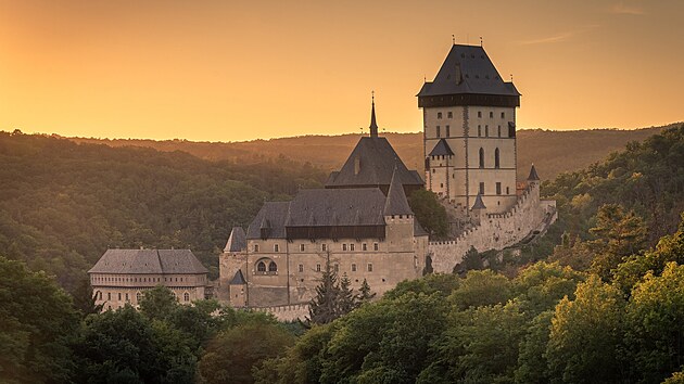 Pohádky z hrad� d�lají nejlep�í místo pro �ivot. Postele s nebesy, stoly...