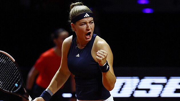 Karol�na Muchov� se hecuje ve fin�le turnaje ve Stuttgartu.