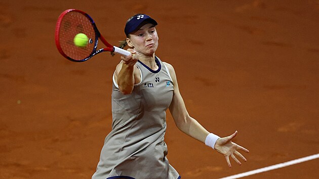 Jelena Rybakinov� hraje forhend ve fin�le turnaje ve Stuttgartu.