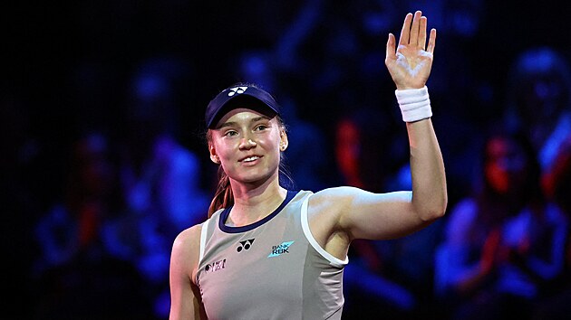Jelena Rybakinová slaví vít�zství ve finále turnaje ve Stuttgartu.