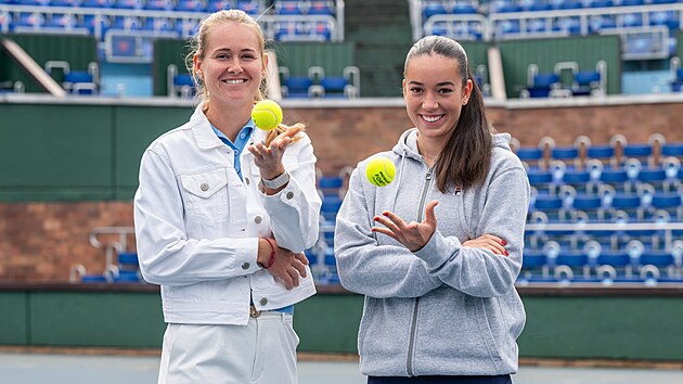 Marie Bouzková (vlevo) a Tereza Valentová se v �ervenci p�edstaví na tenisovém...