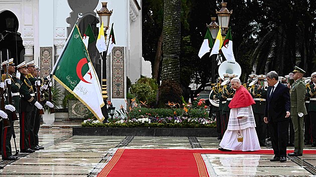Pape� Lev XIV. p�ich�z� na zdvo�ilostn� n�v�t�vu k prezidentovi Al��rska Abdalovi Mad��dovi Tabb�nimu v prezidentsk�m pal�ci v Al��ru. (13. dubna 2026)