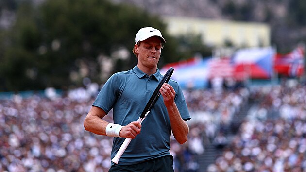 Jannik Sinner si upravuje v�plet ve fin�le turnaje v Monte Carlu.