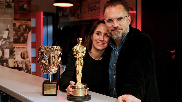 Radovan S�brt a Al�b�ta Kar�skov� p�ivezli na Malou Sk�lu Oscara a cenu BAFTA....