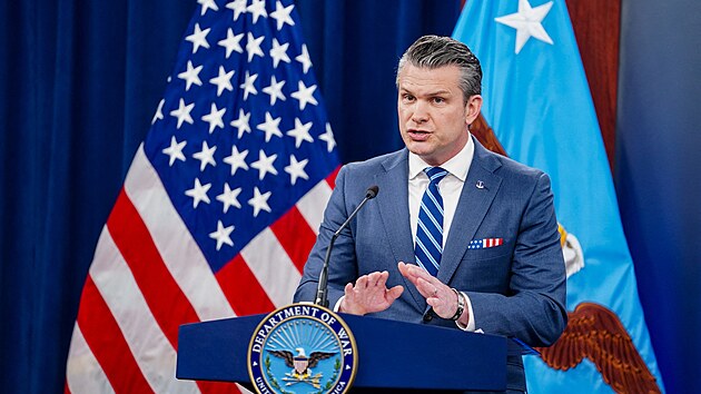 Americk� ministr obrany Pete Hegseth na tiskov� konferenci v Pentagonu (16. dubna 2026)