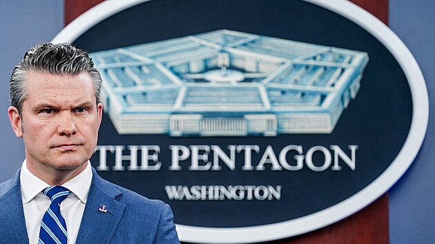 Americk� ministr obrany Pete Hegseth na tiskov� konferenci v Pentagonu (16. dubna 2026)
