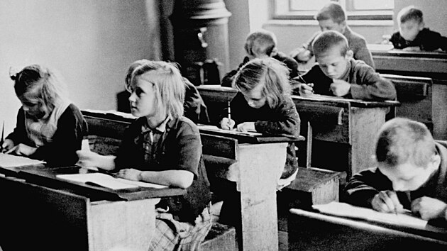 Hledání dětí z roku 1945. UNICEF pátrá po příběhu staré fotografie z ostravské školy