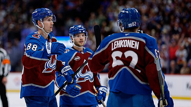 �to�n�k Colorada Martin Ne�as slav� se spoluhr��i svou trefu proti Calgary.