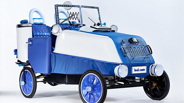 Stroj slo�en� z 223 r�znorod�ch d�l� z hobbymarketu skute�n� jezd� a stal se pohybliv�m symbolem nekone�n�ch mo�nost� lidsk� fantazie. P�edn� ��st karoserie tvo�� oto�en� b�l� vana. 