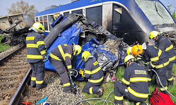 Vlak Leo Express se na Slovensku střetl s kamionem. Jeden mrtvý, dvě desítky zraněných
