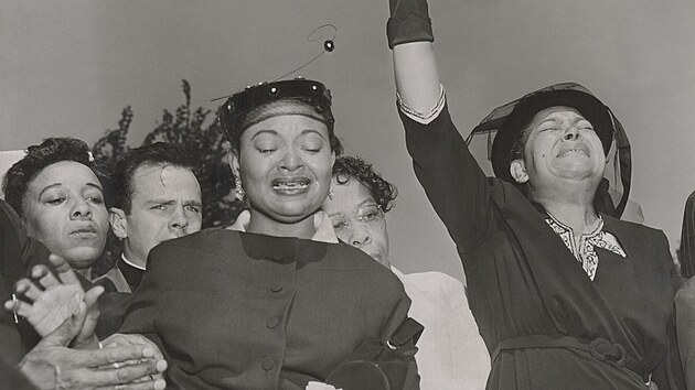 Mamie Tillov� (uprost�ed) na poh�bu sv�ho syna, Chicago (6. z��� 1955)