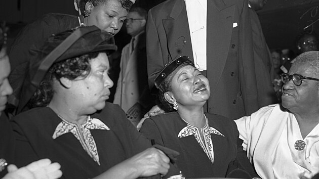 Mamie Tillov� (uprost�ed) na poh�bu sv�ho syna, Chicago (6. z��� 1955)