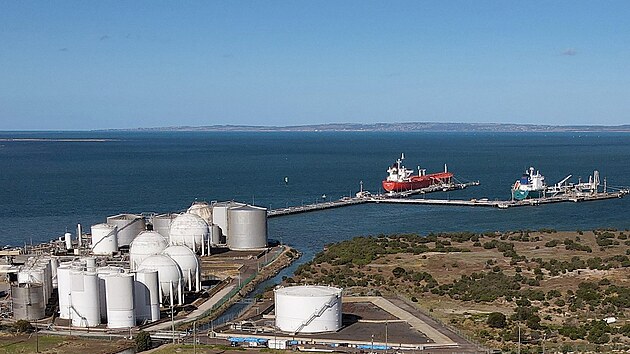 Ropn� rafinerie v Geelongu, jedna ze dvou, kter� v Austr�lii zb�vaj�. Rafinerie dok�e zpracovat a� 120 000 barel� ropy denn� a vyr�b� benz�n, naftu, LPG, leteck� palivo. (4. dubna 2026)