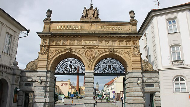 Plze�sk� Prazdroj m� ve sv�m logu trochu bizarn� svou vlastn� vr�tnici � Jubilejn� br�nu z roku 1892.