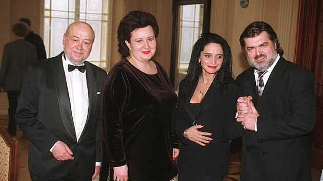 Pustil se sm�le i do opery a na koncertu hv�zd na pra�sk�m ostrov� �of�n v roce...