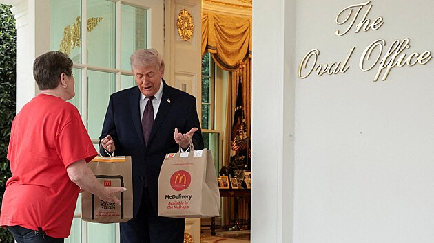 Americk� prezident Donald Trump si v pond�l� objednal do Ov�ln� pracovny j�dlo z McDonald�s. (13. dubna 2026)