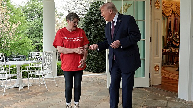 Americk� prezident Donald Trump si v pond�l� objednal do Ov�ln� pracovny j�dlo z McDonald�s. (13. dubna 2026)