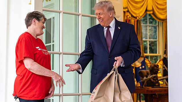 Americk� prezident Donald Trump si v pond�l� objednal do Ov�ln� pracovny j�dlo z McDonald�s. (13. dubna 2026)