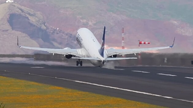 Letadlo Smartwings p�i odletu z Madeiry �krtlo o ranvej a pokra�ovalo v cest�