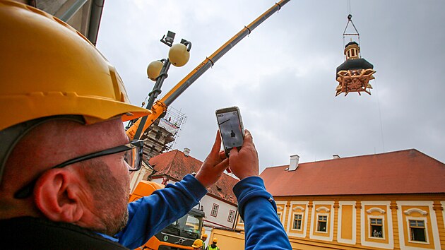 V Borovanech na �eskobud�jovicku dnes v poledne odborníci osadili s pomocí...