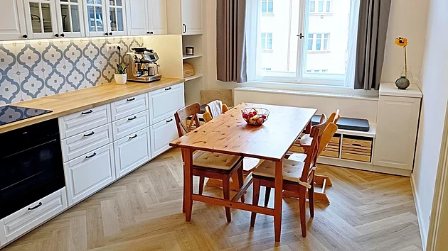 Kuchy� je dnes centrem bytu, kde se sch�z� cel� rodina, lze zde i odpo��vat, t�eba na lavici pod oknem. St�l a lustr jsou ponechan� z p�vodn�ho vybaven� bytu.