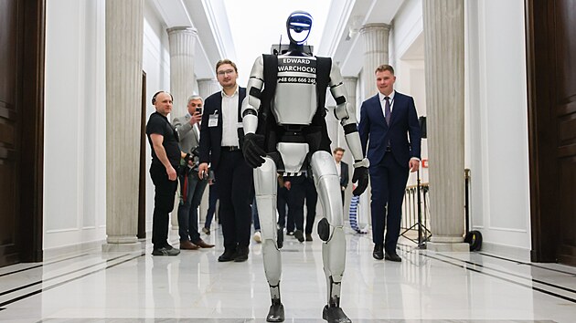 Humanoid Edward Warchocki kr��� po chodb� b�hem n�v�t�vy Sejmu. (25. b�ezna 2026)