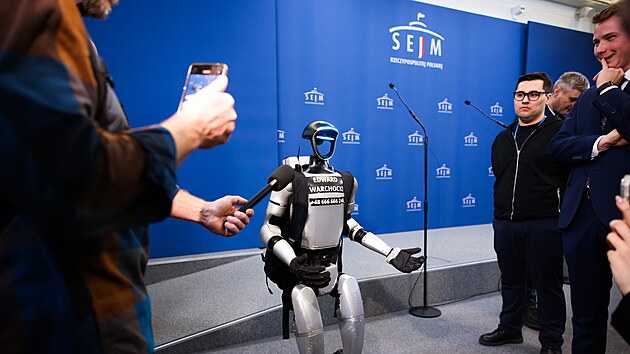 Humanoid Edward Warchocki na tiskov� konferenci b�hem n�v�t�vy polsk�ho Sejmu (25. b�ezna 2026)