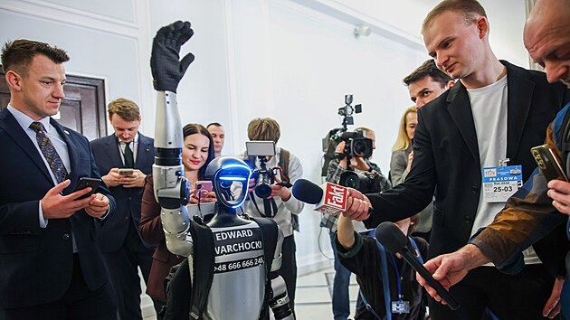 Humanoid Edward Warchocki na tiskov� konferenci b�hem n�v�t�vy polsk�ho Sejmu. (25. b�ezna 2026)