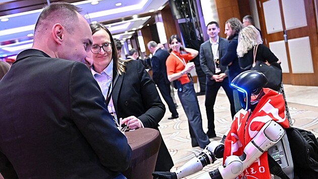 Humanoid Edward Warchocki s hodinkami zna�ky Rolex na kongresu sportu a obchodu v Polsku (31. b�ezna 2026)