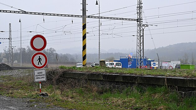 Pohled na m�sto u n�dra�� v Hustope��ch nad Be�vou, kde pokra�uje sanace toxick�ho benzenu. Chemik�lie m�sto kontaminovala po nehod� vlaku, kter� zde vykolejil na konci �nora 2025 a pot� vypukl mohutn� po��r. (15. dubna 2026)