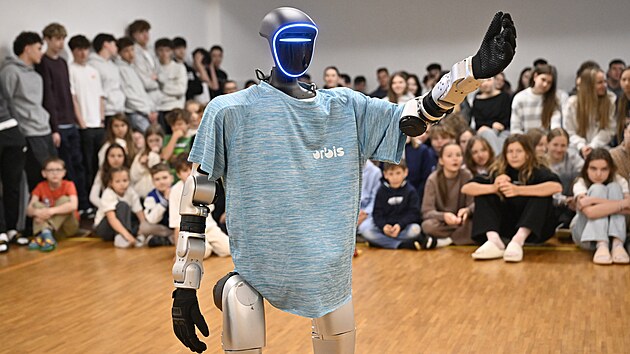 Zl�nsk� �kola Orbis p�edstavila humanoidn�ho robota, kter� se zapoj� do v�uky. (15. dubna 2026)