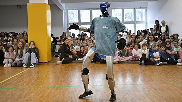 Zl�nsk� �kola Orbis p�edstavila humanoidn�ho robota, kter� se zapoj� do v�uky. (15. dubna 2026)
